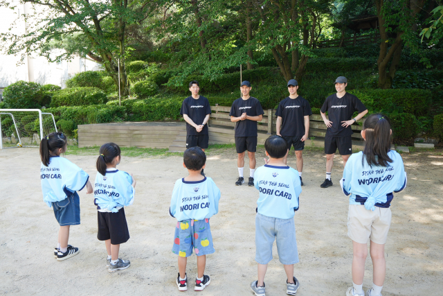 월드쉐어 한성정 홍보대사와 우리카드 배구단 선수들이 아이들과 일일 배구 교실을 진행하고 있다(제공=우리카드 프로배구단)