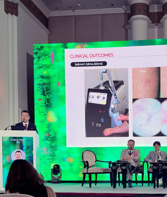 오즈피부과 오창근 원장이 ‘IMCAS Asia 2026’ Lasers & EBD 세션에서 ‘바스큐라589'의 임상 경험을 발표하고 있다(사진=레이저옵텍)