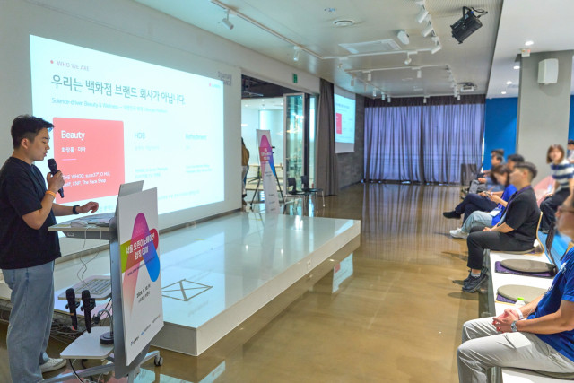 LG생활건강이 지난 18일 서울 강남구 코엑스에서 열린 ‘2026 서울 오픈이노베이션 런칭데이’에 참석해 사업 설명회를 진행하고 있다