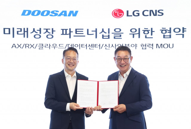 왼쪽부터 두산 유승우 사장과 현신균 LG CNS 사장이 업무협약식에서 기념촬영을 하고 있다