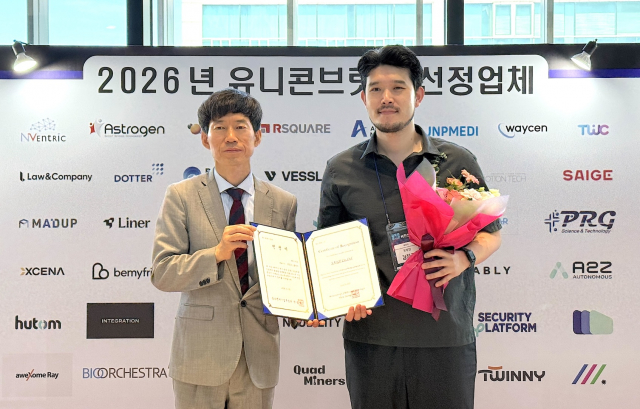 왼쪽부터 중소벤처기업부 정익채 서기관, 세이지 김진규 본부장