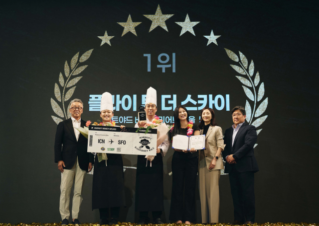 메리어트 K 고메 레이스 최종 우승팀과 남기덕 메리어트 인터내셔널 대표, 박준일 미국육류수출협회 지사장이 기념 사진을 촬영하고 있다. 왼쪽부터 남기덕 메리어트 인터내셔널 대표, 함하늘 코트야드 메리어트 명동 셰프, 김성태 코트야드 메리어트 명동 셰프, 김효진 코트야드 메리어트 명동 사원, 김미선 코트야드 메리어트 명동 총지배인, 박준일 미국육류수출협회 지사장
