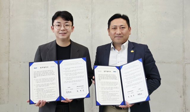 무인드론·로봇 등 피지컬 AI(Physical AI) 기술을 캠핑·레저휴양 및 웰니스 산업 현장에 접목하기 위한 업무협약 체결식에서 AI·디지털트윈 및 피지컬 AI 전문기업 더픽트 전창대 대표(왼쪽)와 캠핑·레저 플랫폼 ‘캠핑생활’ 운영사 메이크웍스커뮤니케이션 정현우 대표가 기념사진을 촬영하고 있다(제공=더픽트)