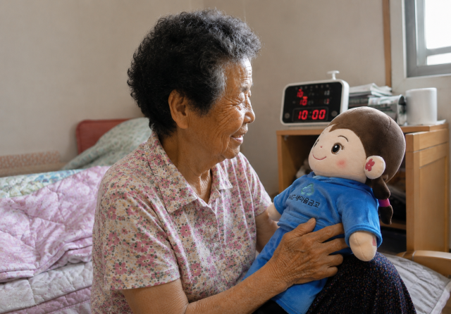 부산시 영도구가 MG새마을금고의 지원을 받아 관내 독거 어르신 60가구에 AI 돌봄로봇 ‘효돌이’를 보급했다