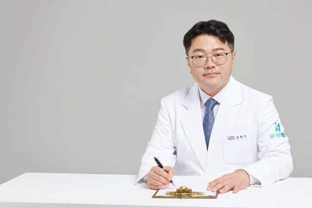 새기준병원 장한진 대표원장은 척추관협착증 진료에서 환자의 증상, 보행 제한, 신경학적 진찰, 영상검사 결과를 함께 확인해 치료 방향을 상담하고 있다