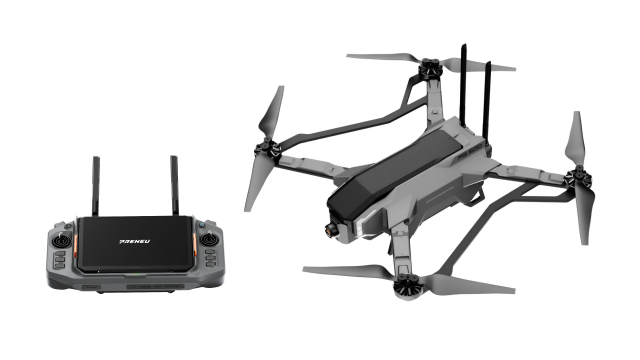 프리뉴가 제작한 군 교육용 드론 ‘PANDION Q500’과 ‘D-GCS P7’