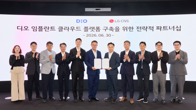 지난 6월 30일 서울 강서구 마곡동 LG CNS 본사에서 디오 김종원 대표(가운데 오른쪽)와 LG CNS 현신균 사장(가운데 왼쪽)을 비롯한 양사 관계자들이 업무협약 체결 후 기념촬영을 하고 있다