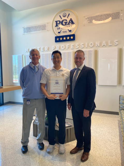 한국골프교육협회 브랜든 강 이사장(가운데)이 국내 최초로 PGA Master Professional 자격을 획득했다