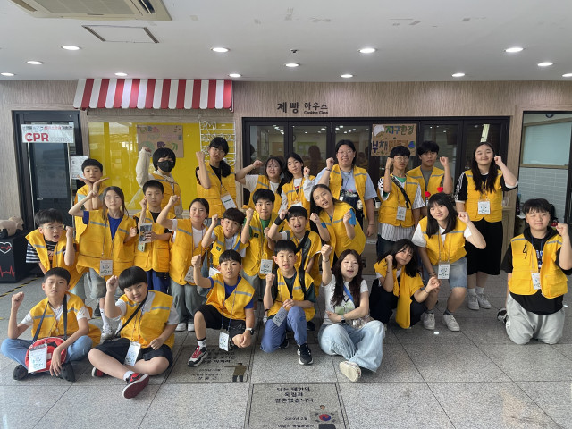 지난 6월 지역사회 참여활동으로 환경을 주제로 한 체헙부스를 기획·운영 한 ‘몽땅연필’ 청소년들