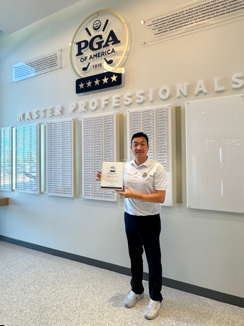 한국골프교육협회 브랜든 강 이사장(가운데)이 국내 최초로 PGA Master Professional 자격을 획득했다