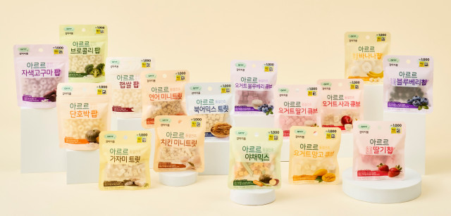 동원F&B의 반려동물 전문 브랜드 아르르가 전국 다이소 매장과 다이소몰에서 반려견용 ‘밥·꾸 간식’ 16종을 선보인다