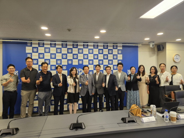 왼쪽부터 서울대학교 공과대학 박상욱 기계공학부 교수, 송용천 산업 AX 센터 교수, 박찬진 산업 AX 센터 교수, 이종민 화학생물공학부 교수, 중국공정원 정녕 국제협력 부국장, 당리신 원사(동북대학 부총장), 황원태 서울대 공과대학 국제교류위원장, 타오페이 북경항공항천대 교수, 이송택 중국 샘브리콘 대표, 주욱 공정원 국제협력 조사관, 예징 주한중국대사관 서기관, 가이남 주한중국대사관 서기관, 이녕 동북대 국제담당관, 조성남 동북대 국제사업코디네이터