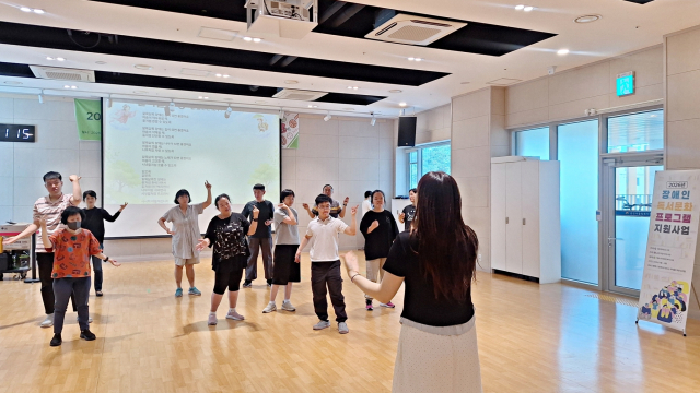 금천구립가산도서관의 장애인 독서문화 프로그램 ‘그림책으로 만드는 우리들의 작은 뮤지컬’ 운영 모습