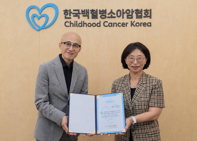 고기범 쉐라톤 그랜드 인천 호텔 총지배인(왼쪽)과 허인영 한국백혈병소아암협회 사무총장이 기부금 전달식 후 기념 촬영을 하고 있다