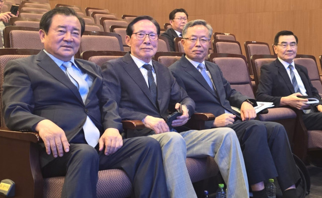 심포지엄 현장. 왼쪽부터 이종화 KSCIA 학회장, 송영무 전국방장관, 하태영 박사, 정진섭 제독