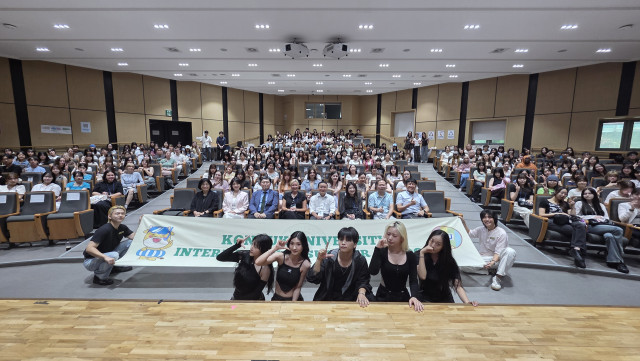 ‘2026 국제하계단기프로그램II’ OT에 참가한 학생들이 기념 촬영을 하고 있다