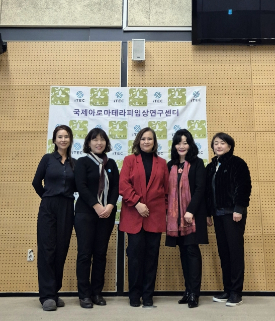 왼쪽부터 국제아로마테라피임상연구센터 이시은 강사, 김진영 강사, 국제 ITEC 심사관 Helen Tan, 최승완 대표, 윤선영 강사