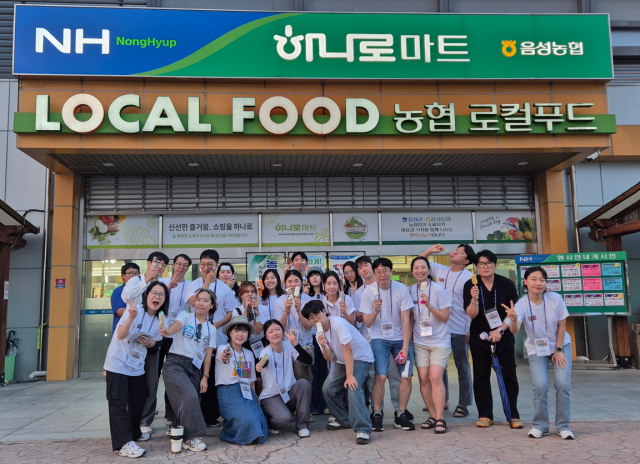 무더위 속 아이스크림 먹으며 마을 산책