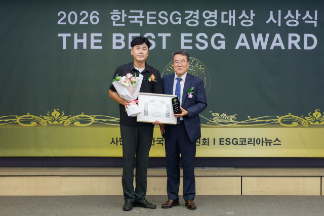 2026 제4회 한국ESG경영대상 ‘THE BEST ESG’ 시상식에서 우수상을 수상한 가든프로젝트 박경복 대표이사가 기념촬영을 하고 있다