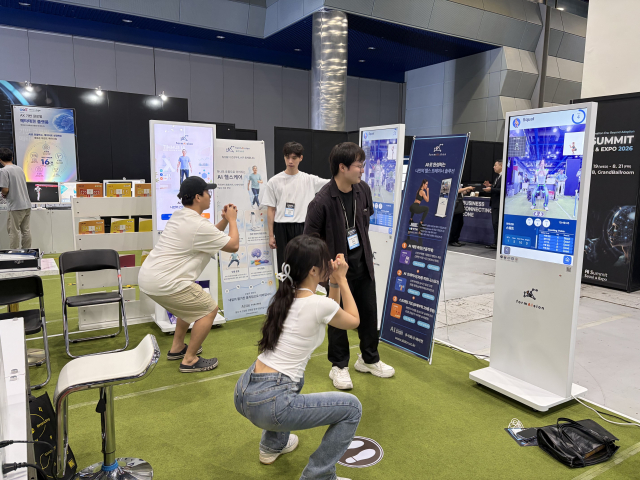 AI 헬스케어 솔루션 기업 에이전의 ‘AI Summit Seoul 2026’ EXPERIENCE ZONE 부스에서 참관객들이 AI 운동 코칭 서비스를 체험하고 있다