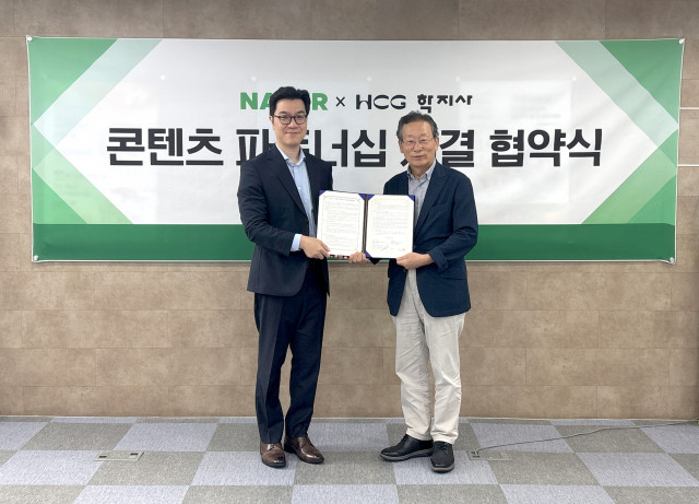 학지사와 네이버는 전문 출판 콘텐츠를 활용한 AI 및 검색 서비스 협력을 위한 전략적 파트너십을 체결했다. 왼쪽부터 네이버 Content Alliance 현동석 이사, 학지사 김진환 대표이사(사진=학지사)