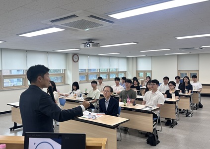 한양대학교 법학전문대학원 교수와 학생들이 한국법무보호복지공단 서울동부지부에서 재범방지 현장 설명을 듣고 있다(사진 제공=한국법무보호복지공단)