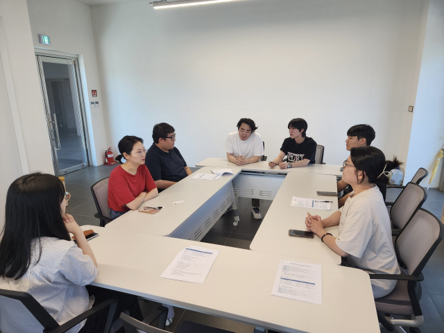 8월 7일 오룡골목상권발전소에서 일경험 사업 참여 청년들과 관계자들이 업무 회의를 진행하고 있다
