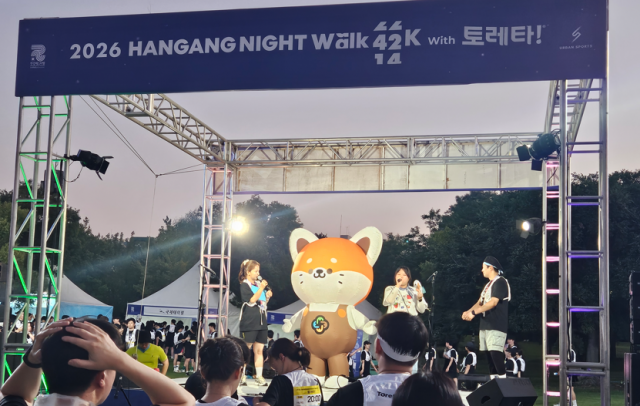 노인맞춤돌봄서비스 캐릭터 ‘봄이’와 독거노인종합지원센터 관계자가 행사 무대에 올라 시민들과 소통하고 있다