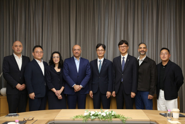 신한투자증권과 구글 클라우드 양사 경영진은 지난달 27일 서울 여의도 신한투자증권 본사에서 만나 금융 에이전트 생태계 조성 및 AI 거버넌스·보안 강화를 위한 장기적 협업 방안을 논의했다. 왼쪽부터 노현빈 신한투자증권 AX기획부 부서장, 한일현 신한투자증권 AX본부장, 루스 선 구글 클라우드 코리아 사장, 카란 바좌(Karan Bajwa) 구글 클라우드 아태지역 총괄, 이선훈 신한투자증권 대표, 이재성 신한투자증권 경영지원그룹장, 모에 압둘라(Moe Abdula) 구글 클라우드 아태지역 커스터머 엔지니어링 부문 부사장, 우영진 구글 클라우드 코리아 엔터프라이즈 세일즈 매니저