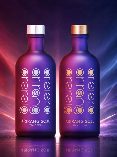 신제품 ‘아리랑소주(ARIRANG SOJU)’가 광복절인 8월 15일 전국 CU 편의점에서 단독 출시된다. 알코올도수 19%와 45% 2종으로 구성했으며, 두 도수의 숫자를 이으면 광복의 해인 1945를 상징하도록 기획했다