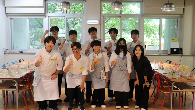 전남광주통합특별시 청소년삶디자인센터 청소년 9명(사진)이 팝업 레스토랑 ‘솔개 그늘’을 열고, 여름 요리 3종과 디저트 1종을 선보여 큰 호응을 얻었다