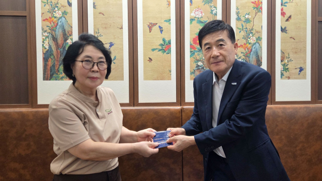 허성우 한국교육시설안전원 이사장(오른쪽)이 청사 입주상가를 방문해 직원들과 식사를 마친 뒤 상생 소비쿠폰을 전달하고 있다(사진=한국교육시설안전원)