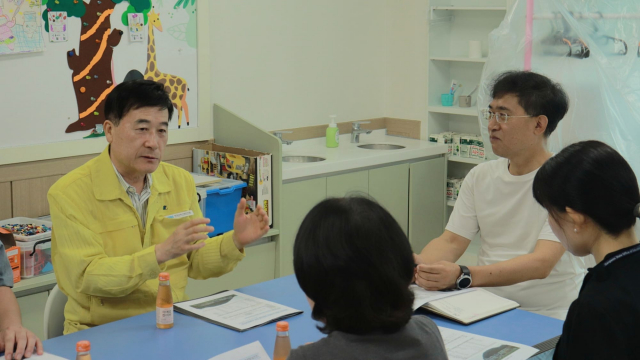 허성우 한국교육시설안전원 이사장(왼쪽)이 13일 강원 정선군 남선초등학교에서 학교 관계자들과 간담회를 갖고 현장의 안전관리 애로사항 등 의견을 청취하고 있다(사진=한국교육시설안전원)
