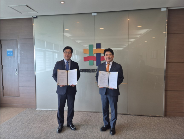김연상 차세대융합기술연구원장(왼쪽)과 육동일 한국지방행정연구원장(오른쪽)이 업무협약 체결 후 기념촬영을 하고 있다