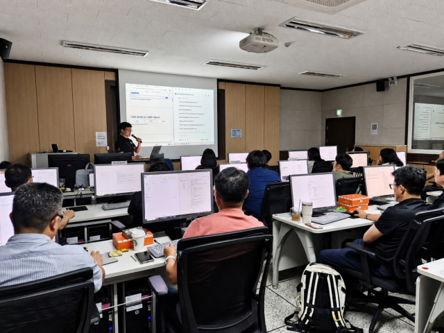 조코딩AX파트너스 AI 엔지니어가 재직자를 대상으로 AI 실무교육을 진행하고 있다(제공=조코딩AX파트너스)