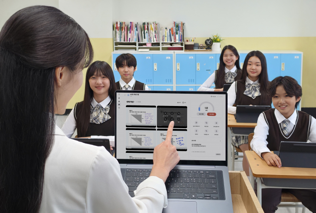 교사가 ‘갤럭시 클래스룸’의 교실 수업용 솔루션 ‘삼성 녹스 클래스룸’을 활용해 학생용 태블릿 화면을 확인하고 있다