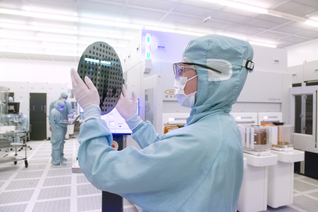 EV Group은 NILPhotonics® 역량 센터 및 이종 집적화 역량 센터(Heterogeneous Integration Competence Center™)를 기반으로 광범위한 웨이퍼 본딩, 나노임프린트 리소그래피 및 박형 웨이퍼 공정 기술 포트폴리오를 통해 차세대 코패키지드 옵틱스(CPO)의 핵심 제조 과제를 해결한다. 이들 시설을 통해 고객과 파트너는 새로운 제품 설계와 제조 공정을 개발·최적화·검증한 후 대량생산으로 전환할 수 있다(출처: EV Group)