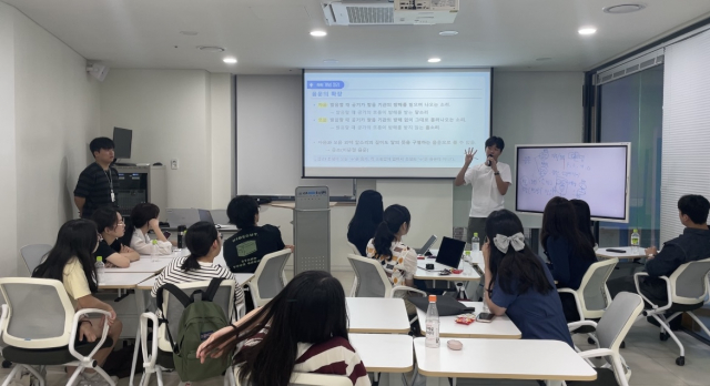 서초스마트유스센터의 찾아가는 진로 멘토링 ‘길라JOB이’ 결과 공유회에서 직접 기획한 수업 교안을 발표 중인 청소년