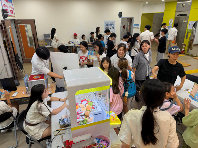 쌍문동청소년문화의집 청소년 자치기구와 동아리가 기획·운영에 참여한 여름축제 ‘용감무쌍’에서 청소년과 지역주민들이 체험 프로그램에 참여하고 있다
