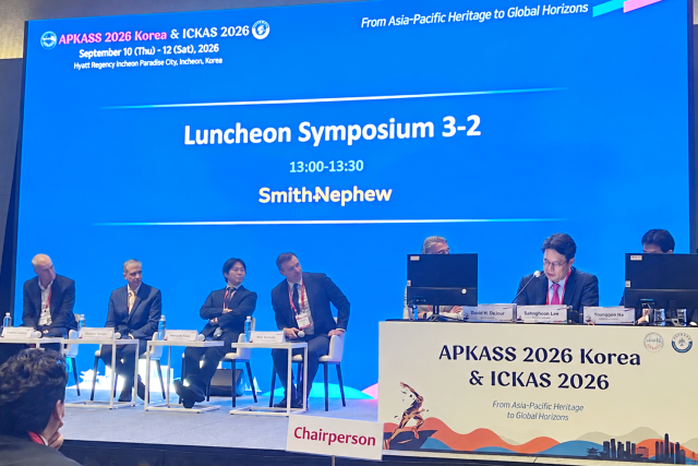 지난 9월 11일 인천에서 열린 ‘APKASS 2026 Korea & ICKAS 2026’ 국제학회에서 SNU서울병원 이상훈 대표원장이 무릎 수술 분야 2개 Session의 좌장을 맡아 진행하고 있다(사진=SNU서울병원)