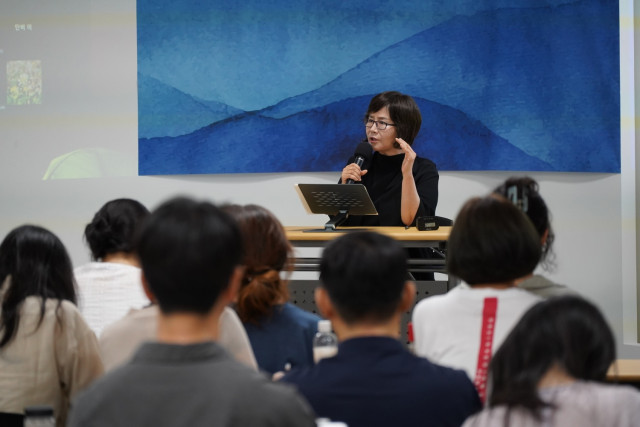 연구원에서 강의를 하고 있는 김리아 원장