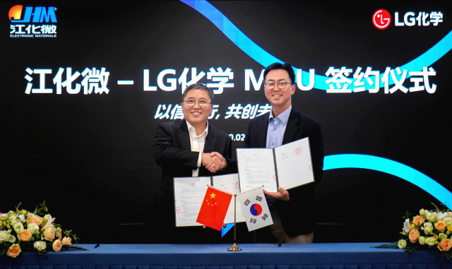 LG화학 석유화학사업본부장 김상민 전무가(오른쪽) 상자오총(商照聪) 장화웨이 장인(江阴)공장 동사장과 업무협약(MOU)을 체결한 뒤 기념 촬영을 하고 있다