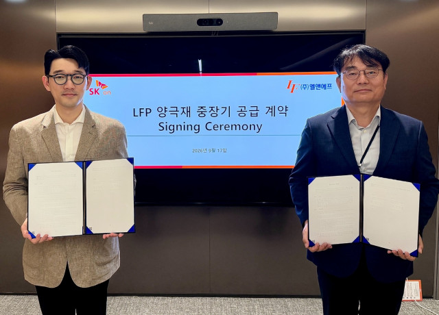 이병희 엘앤에프 최고운영책임자(COO)(오른쪽)와 김성탄 SK온 원소재구매실장(왼쪽)이 17일(목) 서울 종로구 SK온 관훈캠퍼스에서 LFP 양극재 구매 계약 체결 후 기념촬영을 하고 있다