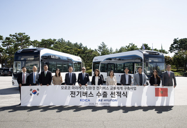 국내 전달식에 참석한 이승민 현대차 상용상품실 상무(왼쪽에서 다섯 번째), 샤픽 라샤디(Chafik Rachadi) 주한 모로코 대사(왼쪽에서 여섯 번째), 도영아 코이카 지역사업2본부 이사(왼쪽에서 일곱 번째) 등 관계자 12명이 기념 촬영을 하고 있다