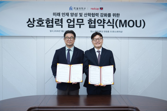 경북 포항시 한동대학교 현동홀에서 열린 업무 협약식에서 김윤선 한동대학교 대외국제처장(왼쪽)과 윤영덕 레드캡투어 상무가 업무협약(MOU) 체결 후 기념촬영을 하고 있다