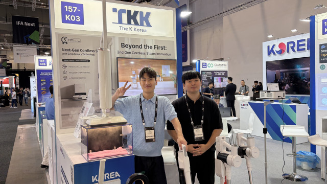 ‘IFA 2026’에서 ‘TKK’ 부스를 운영한 건국대 GTEP사업단 김찬회(왼쪽), 박태영 요원