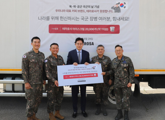 왼쪽부터 육군 동해안군수지원단장 박순국 대령, 육군 3군수지원여단장 이병석 준장, 테라로사 김의열 대표이사, 해군 1함대사 군수전대장 박종화 대령, 공군 18전투비행단 작전지원전대장 이정우 대령
