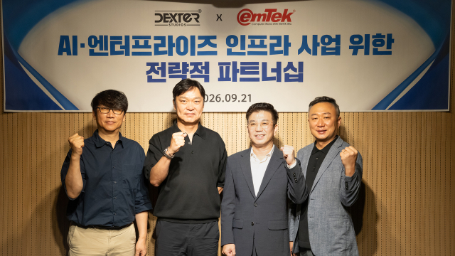 이엠텍아이엔씨와 덱스터스튜디오 대표 및 주요 관계자들이 AI, 데이터 인프라 사업 확대를 위한 전략적 파트너십을 체결한 후 기념촬영을 하고 있다. 왼쪽부터 덱스터스튜디오 강종익 공동대표, 김욱 공동대표, 이엠텍아이엔씨 서영식 대표, 이종호 부대표(사진=이엠텍아이엔씨)