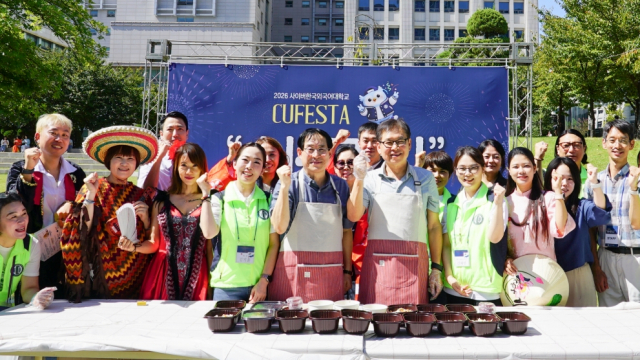 사이버한국외대 구성원들이 9월 19일에 열린 추계 대학 축제 2026 CUFESTA의 특별 이벤트 ‘비빔밥으로 하나되자’ 부스에서 기념 촬영을 하고 있다