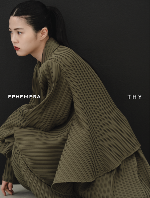 띠서울(THY SEOUL)의 Unbalance 재킷(카키). 에페메라(EPHEMERA)와 함께하는 띠서울의 북미 첫 라인업 중 하나로, 오는 10월 16일 뉴욕 팝업스토어에서 첫 공개되며 에페메라 온라인 스토어에서 판매된다(사진=띠서울)